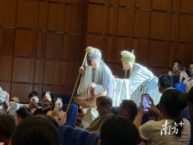 沉浸式小剧场豫剧《清风亭上》中，豫剧名家李树建走下舞台与观众互动。