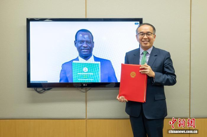 Hong Kong Secretary for Financial Services and the Treasury Christopher Hui (R) and Nigeria's Minister of Finance and Coordinating Minister for the Economy Taiwo Oyedele (L) sign the comprehensive double taxation avoidance agreement, July 13, 2026. (Photo: Hong Kong SAR Government Information Services Department)