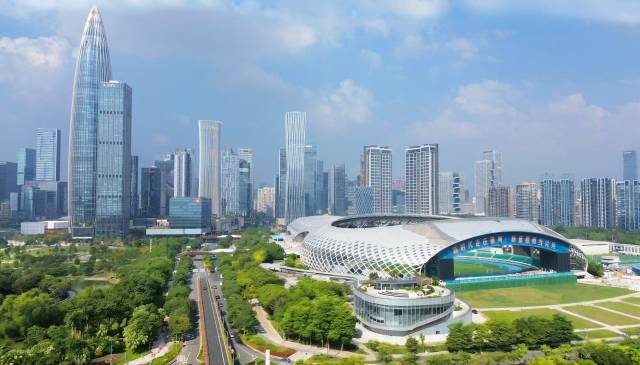 南方电网深圳供电局不断推进电力基础设施与城市生态共生共融。图中右下为110千伏春晖变电站。
