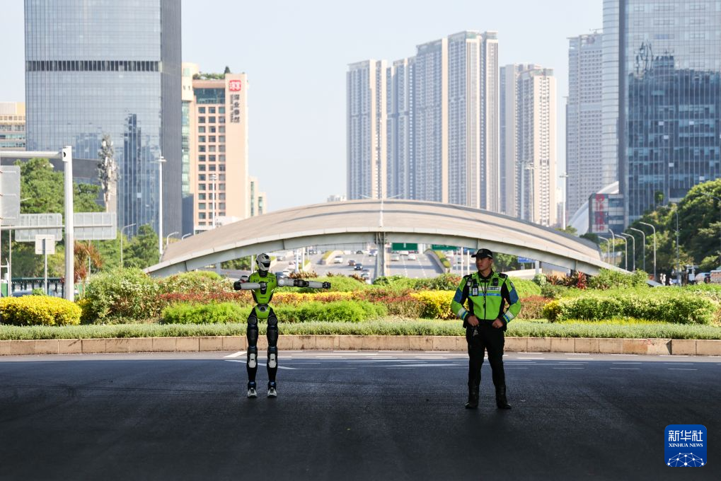人形机器人在深圳多场景“上岗”