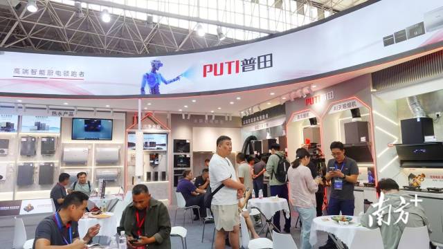 家电企业集中展出多种新产品,吸引客商关注。 家电企业集中展出多种新产品,吸引客商关注。