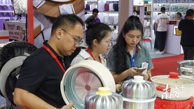 客商在活动现场了解产品情况。 客商在活动现场了解产品情况。
