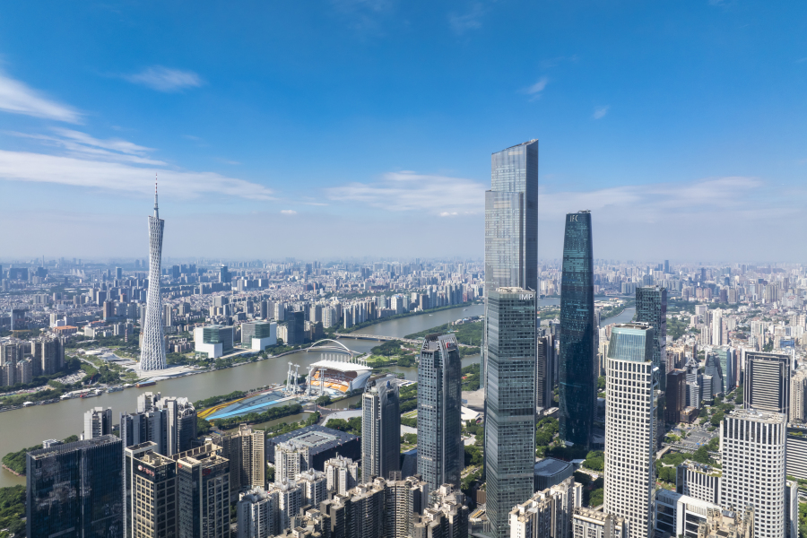 2026年8月11日,蓝天白云下的珠江新城。