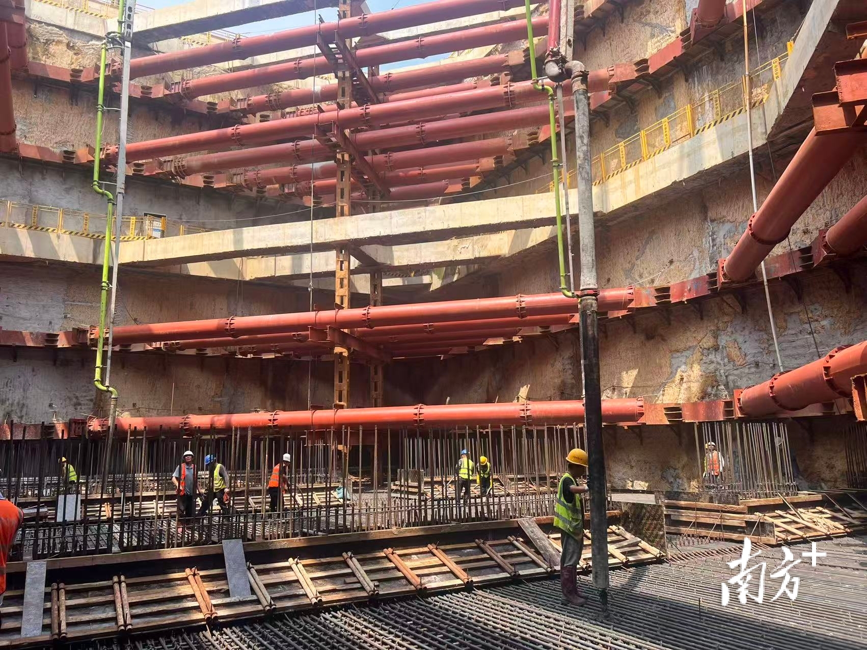 深江铁路西段1号基坑首段底板浇筑完成 深江铁路西段1号基坑首段底板浇筑完成