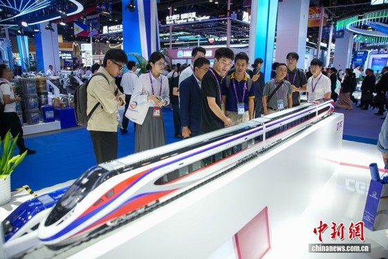 Visitors view a model of the China-Laos Railway at the 23rd China-ASEAN Expo, on September 17, 2026. (Photo: China News Service/Chen Guanyan)
