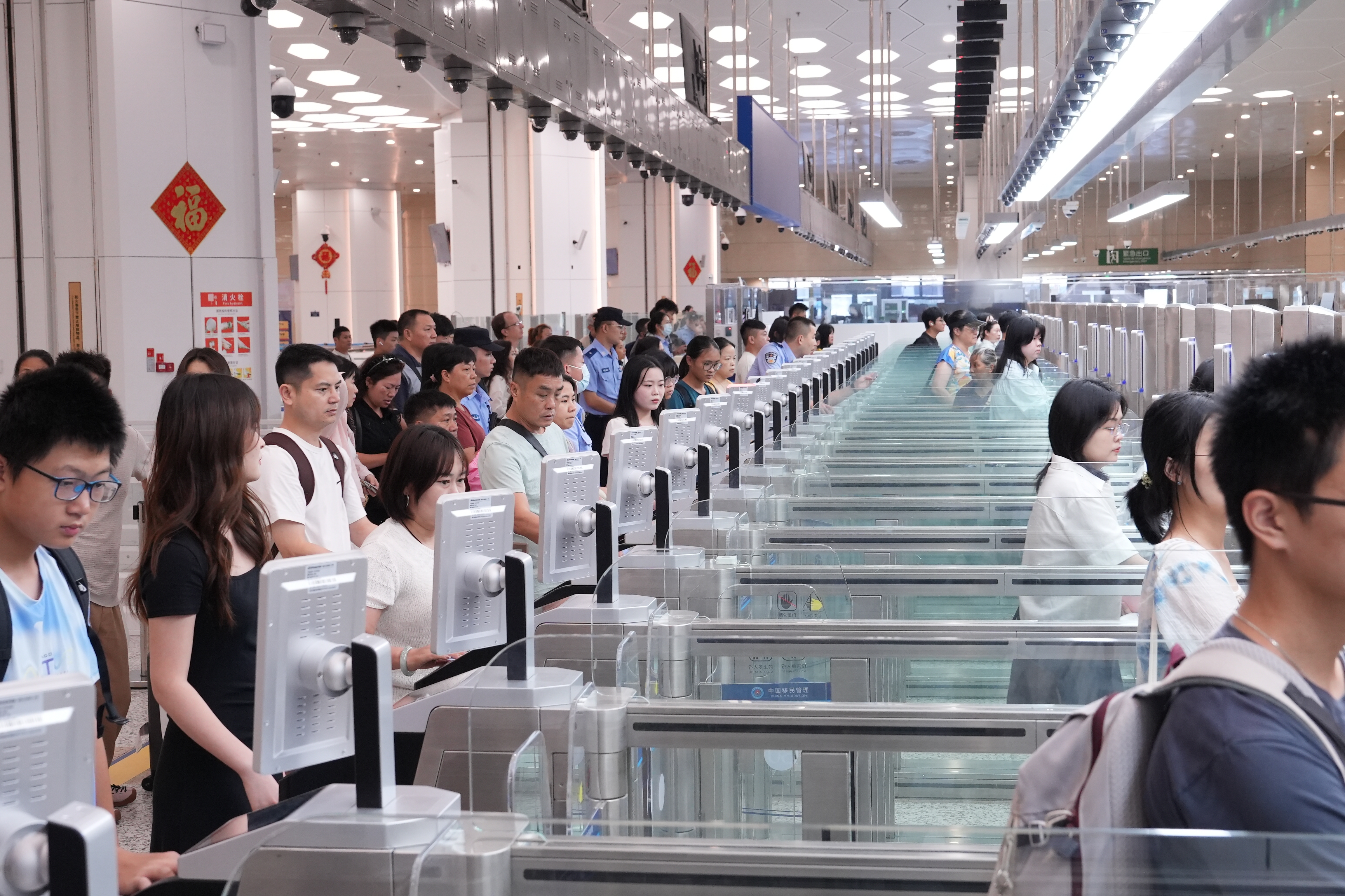 横琴口岸新增52条通道启用 横琴口岸新增52条通道启用
