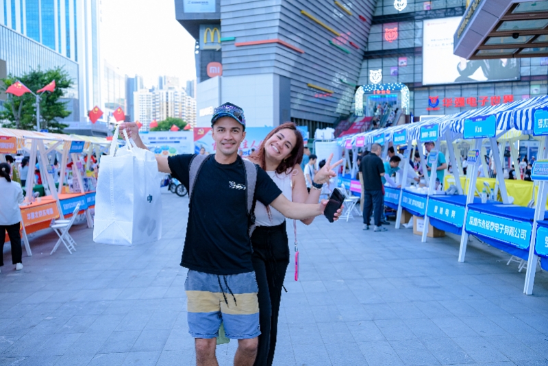 外国游客的行李箱,装着华强北的中国创新 外国游客的行李箱,装着华强北的中国创新