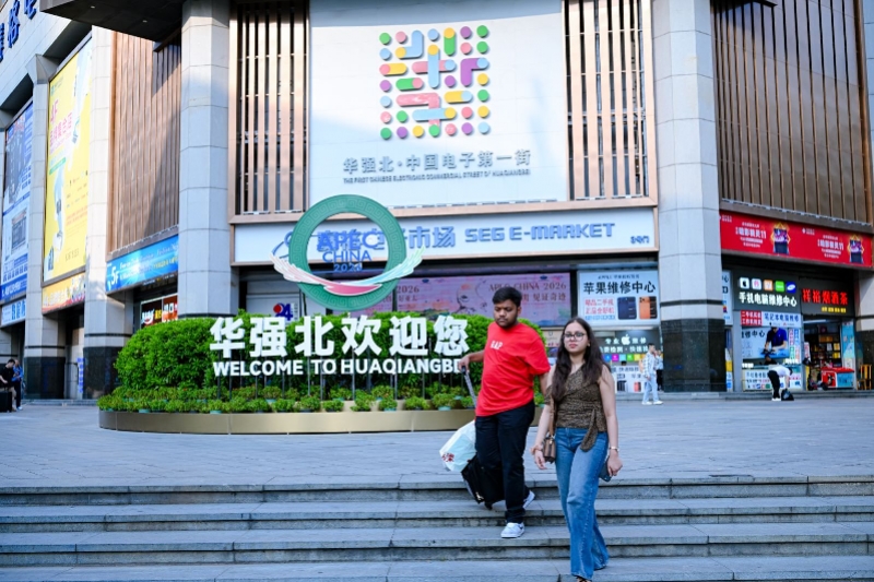 外国游客的行李箱,装着华强北的中国创新 外国游客的行李箱,装着华强北的中国创新