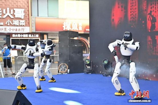 The debut of "Robot Wonder Night" at Liying Plaza in Guangzhou on Sept. 30, 2026. (Photo: China News Service/Chen Chuhong) The debut of "Robot Wonder Night" at Liying Plaza in Guangzhou on Sept. 30, 2026. (Photo: China News Service/Chen Chuhong)