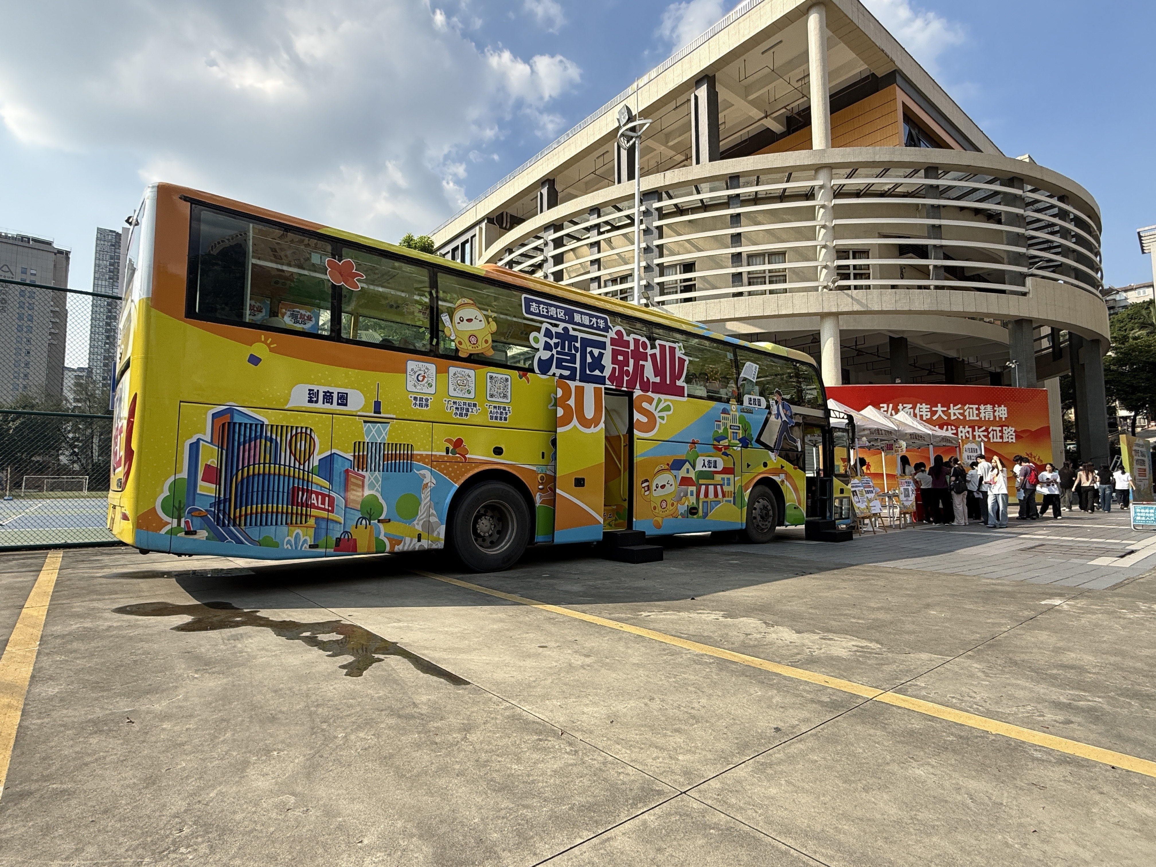 释放超千个岗位！“湾区就业巴士”送岗进校园