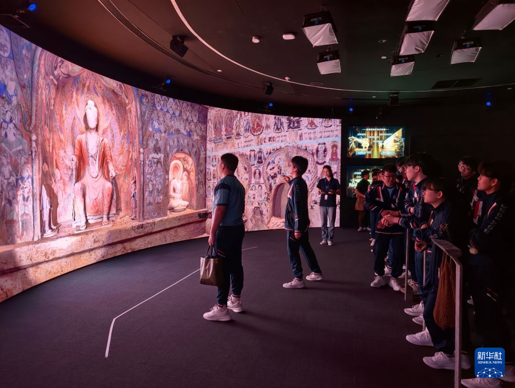 澳门学生在大湾区感受人工智能发展 澳门学生在大湾区感受人工智能发展