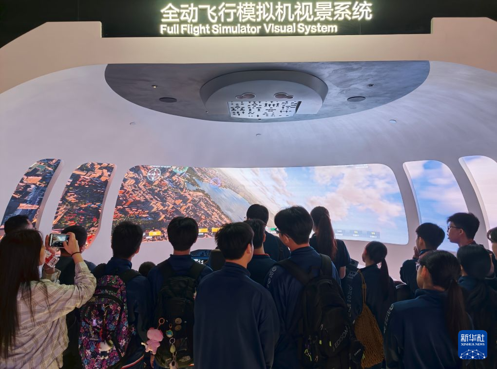 澳门学生在大湾区感受人工智能发展 澳门学生在大湾区感受人工智能发展